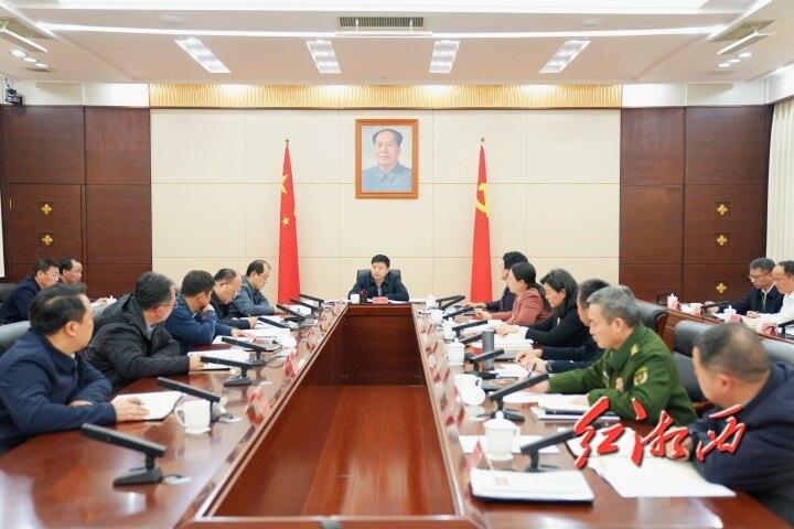 刘涛主持十二届湘西州委理论学习中心组第五十三次集体学习暨州委常委班子民主生活会会前学习 巩固拓展学习教育成果 为开好民主生活会打牢思想基础